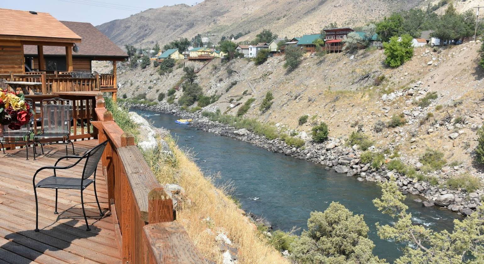 Yellowstone River Cabins Gardiner