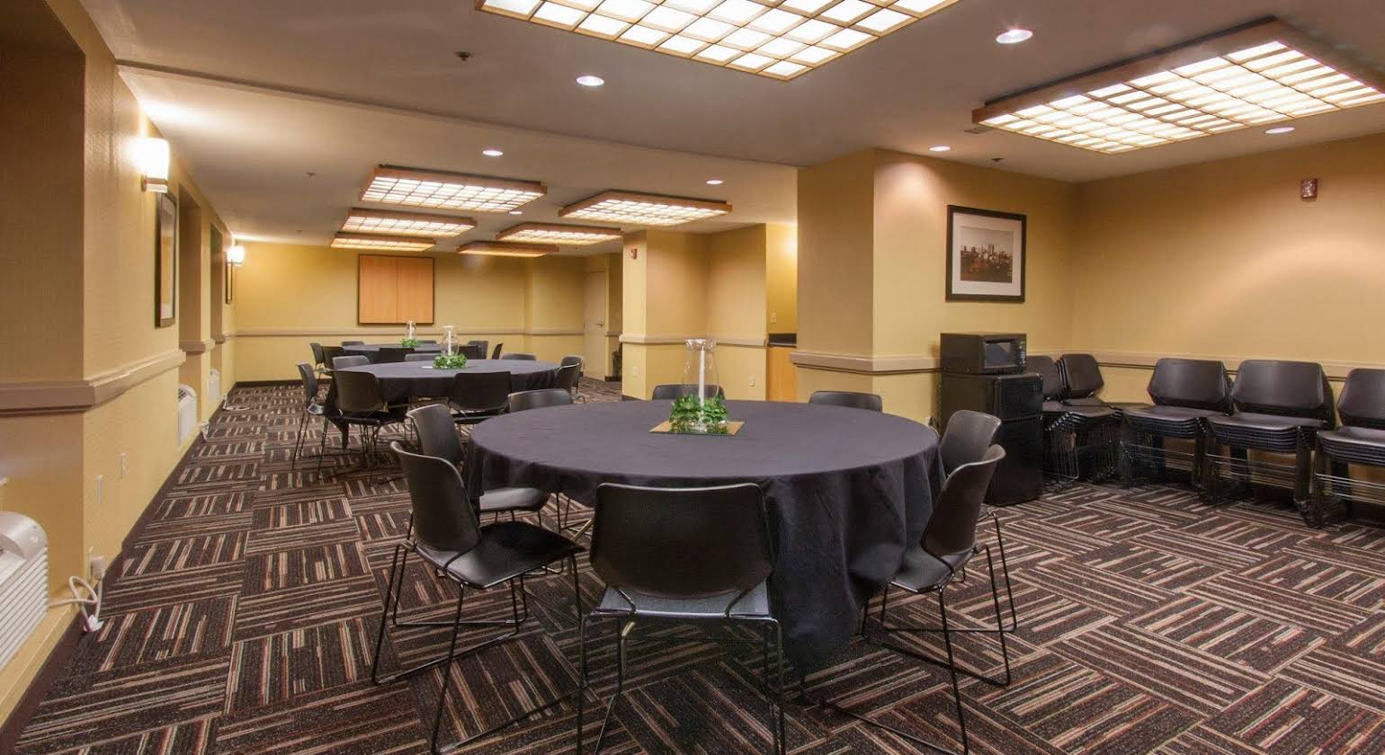 Red Roof Plus + Columbus DowntownConvention Center Columbus Merkezi